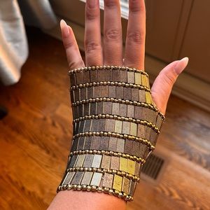 Custom gold hand jewellery